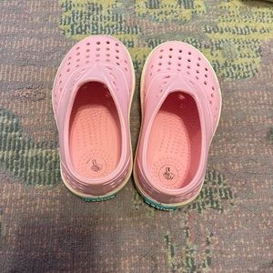 Size C7 light pink Native shoes